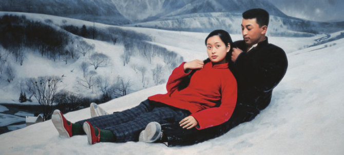 雪地里依偎的情侣