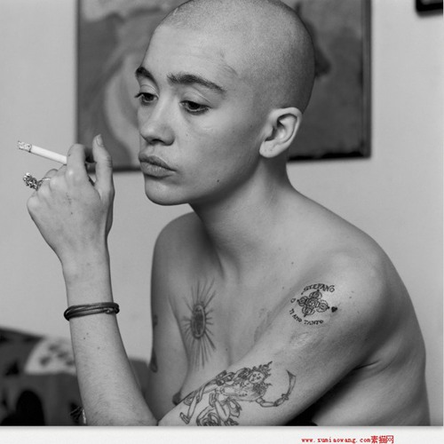 有纹身吸烟的男人