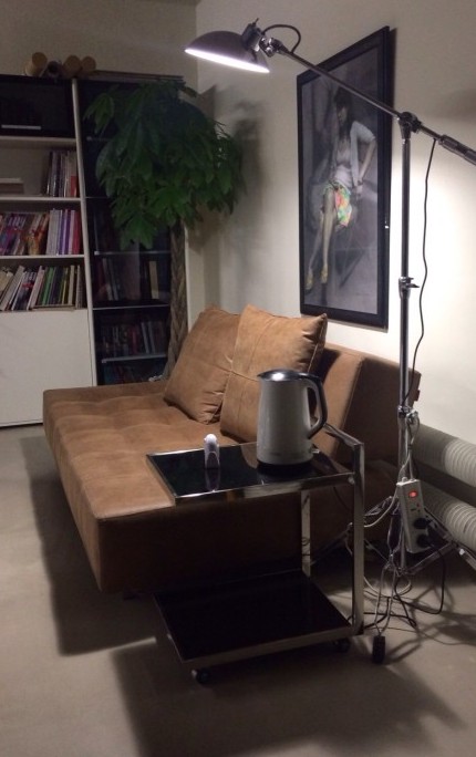 带她女儿去素描，教她看清整体。