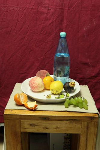 矿泉水瓶与水果