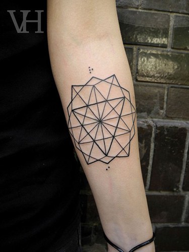 身体上画了40个复杂的几何纹身。