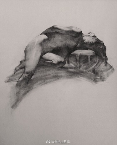 躺着的女人体素描正面