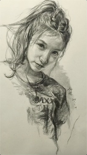 年轻的女生素描头像