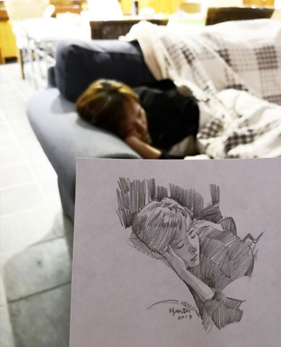 我女朋友在沙发上睡着了，画了这幅素描。