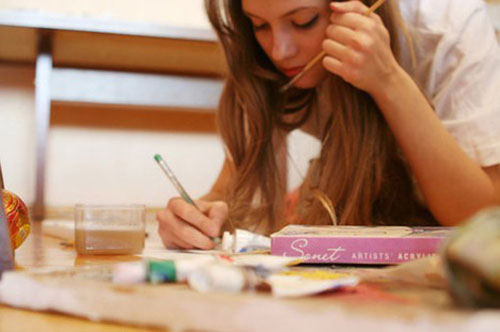 会画画的女孩是最漂亮的，当她遇见她时，她就结婚了。