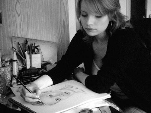 会画画的女孩是最漂亮的，当她遇见她时，她就结婚了。