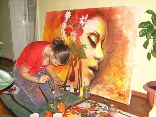 会画画的女孩是最漂亮的，当她遇见她时，她就结婚了。