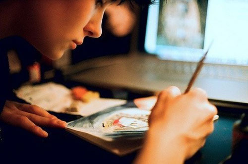 会画画的女孩是最漂亮的，当她遇见她时，她就结婚了。