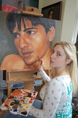 会画画的女孩是最漂亮的，当她遇见她时，她就结婚了。