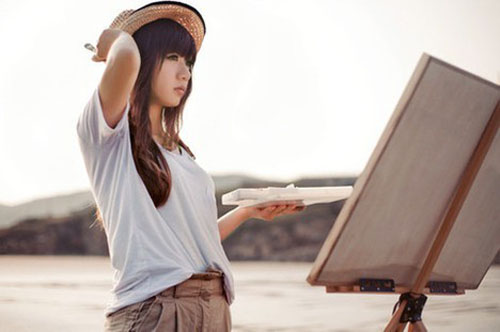 会画画的女孩是最漂亮的，当她遇见她时，她就结婚了。