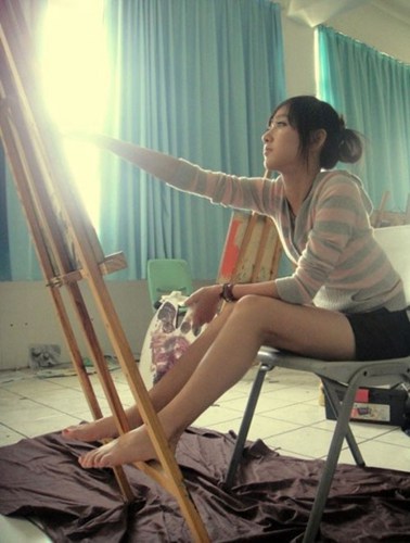 会画画的女孩是最漂亮的，当她遇见她时，她就结婚了。