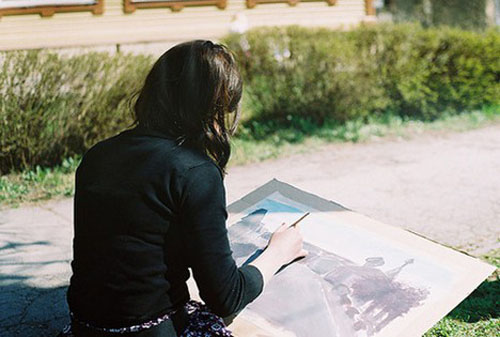 会画画的女孩是最漂亮的，当她遇见她时，她就结婚了。