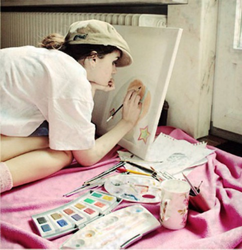 会画画的女孩是最漂亮的，当她遇见她时，她就结婚了。