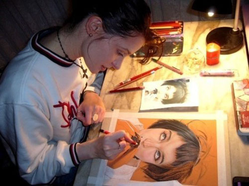 会画画的女孩是最漂亮的，当她遇见她时，她就结婚了。