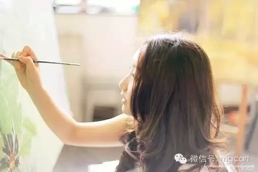 会画画的女孩是最漂亮的，当她遇见她时，她就结婚了。