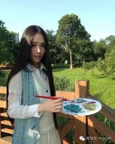 会画画的女孩是最漂亮的，当她遇见她时，她就结婚了。