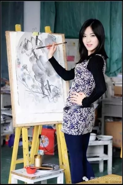 会画画的女孩是最漂亮的，当她遇见她时，她就结婚了。