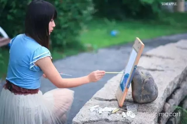 会画画的女孩是最漂亮的，当她遇见她时，她就结婚了。