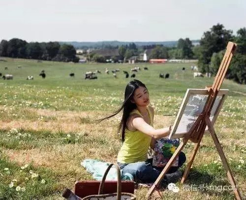 会画画的女孩是最漂亮的，当她遇见她时，她就结婚了。