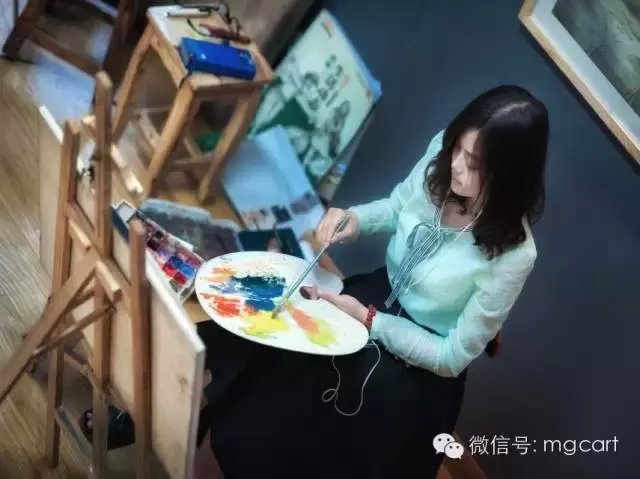 会画画的女孩是最漂亮的，当她遇见她时，她就结婚了。