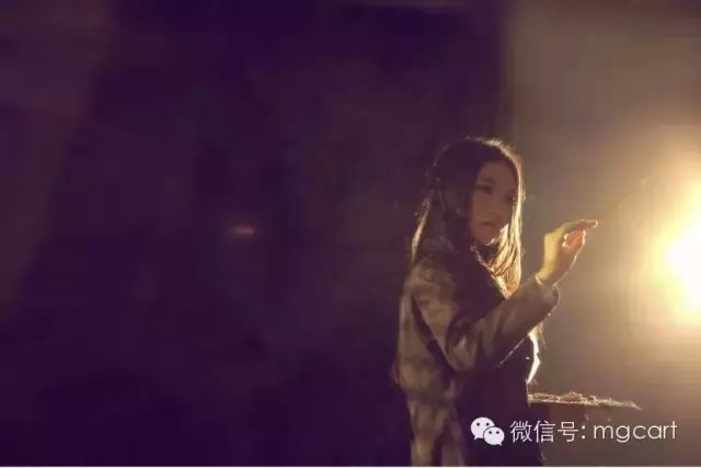 会画画的女孩是最漂亮的，当她遇见她时，她就结婚了。