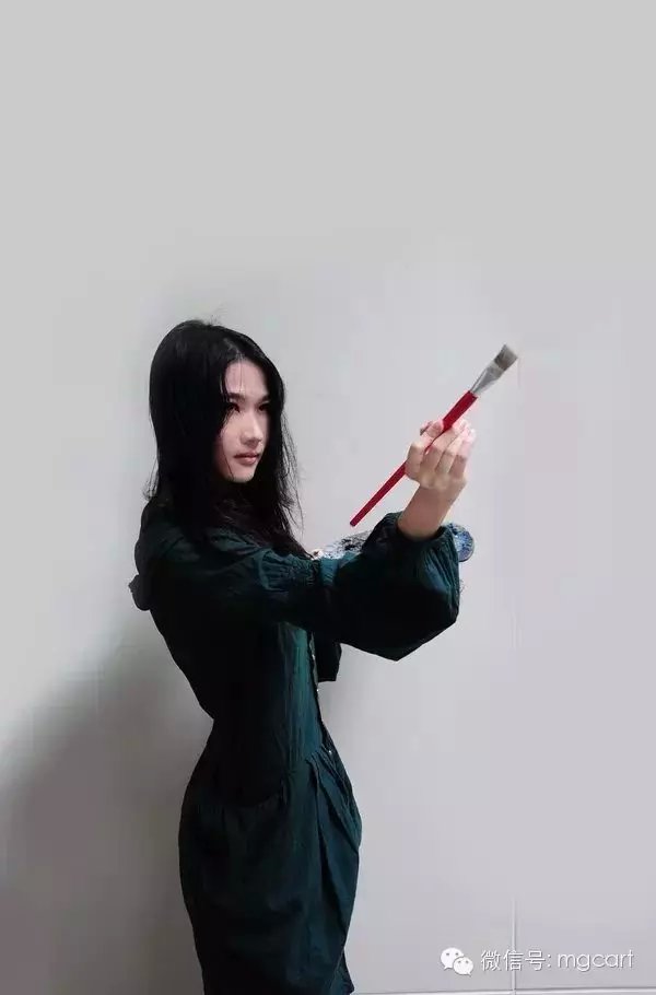 会画画的女孩是最漂亮的，当她遇见她时，她就结婚了。