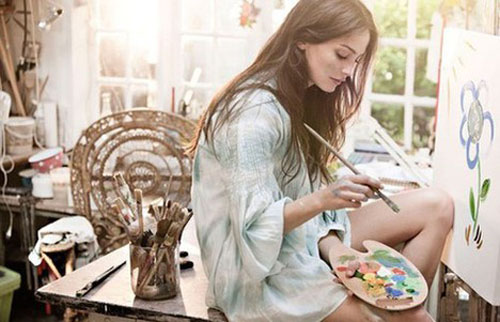 会画画的女孩是最漂亮的，当她遇见她时，她就结婚了。