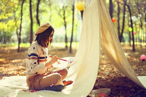 会画画的女孩是最漂亮的，当她遇见她时，她就结婚了。