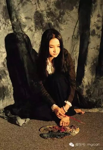 会画画的女孩是最漂亮的，当她遇见她时，她就结婚了。