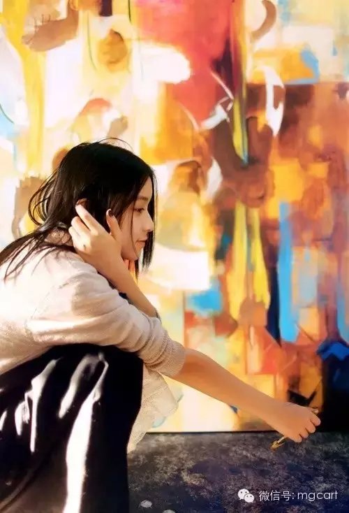 会画画的女孩是最漂亮的，当她遇见她时，她就结婚了。