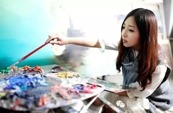 会画画的女孩是最漂亮的，当她遇见她时，她就结婚了。