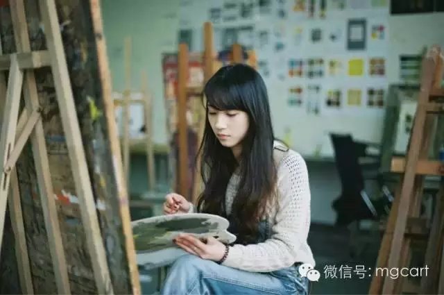 会画画的女孩是最漂亮的，当她遇见她时，她就结婚了。