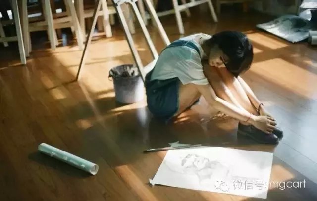 会画画的女孩是最漂亮的，当她遇见她时，她就结婚了。