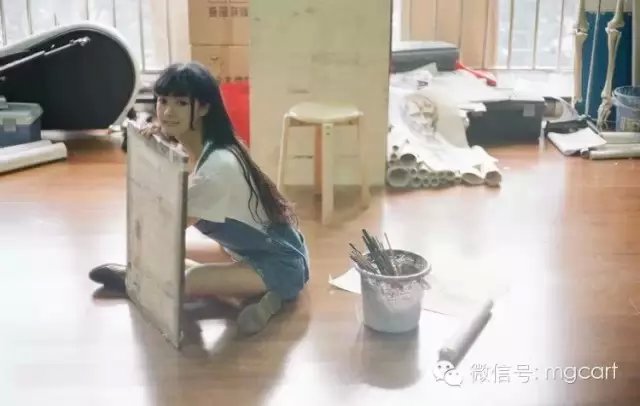 会画画的女孩是最漂亮的，当她遇见她时，她就结婚了。