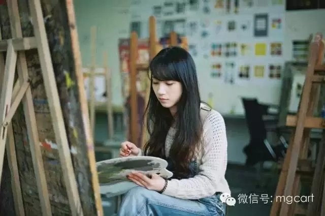 会画画的女孩是最漂亮的，当她遇见她时，她就结婚了。