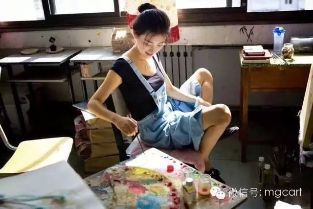 会画画的女孩是最漂亮的，当她遇见她时，她就结婚了。