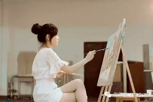 会画画的女孩是最漂亮的，当她遇见她时，她就结婚了。