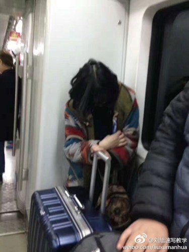 地铁里疲惫的艺术考生