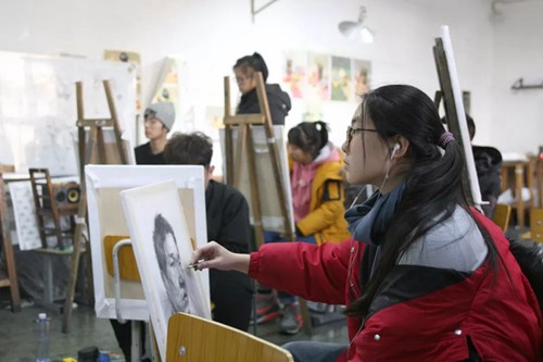 美术生在画室画画 艺术类学生文化课复习技巧