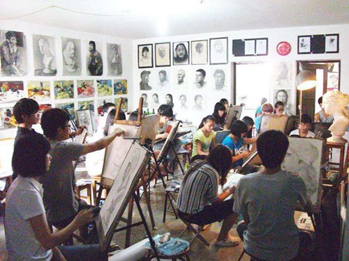 画室画画的学生 小学六年级开始学习绘画怎么样?