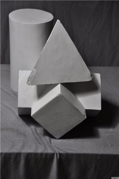 三角形四边形圆锥通过体柱组合的高清草图照片
