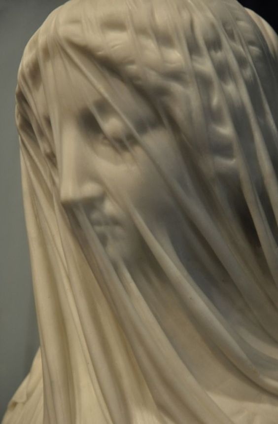 用雕塑来展示头纱会有什么样的艺术效果？