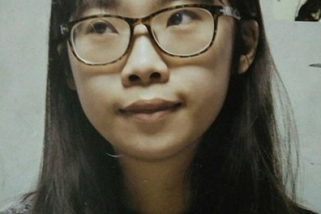 一位戴眼镜的女模特勾勒出了她的生活头像。