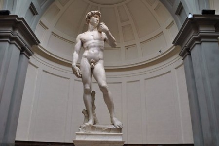 米开朗基罗雕塑大卫的创作背景和故事